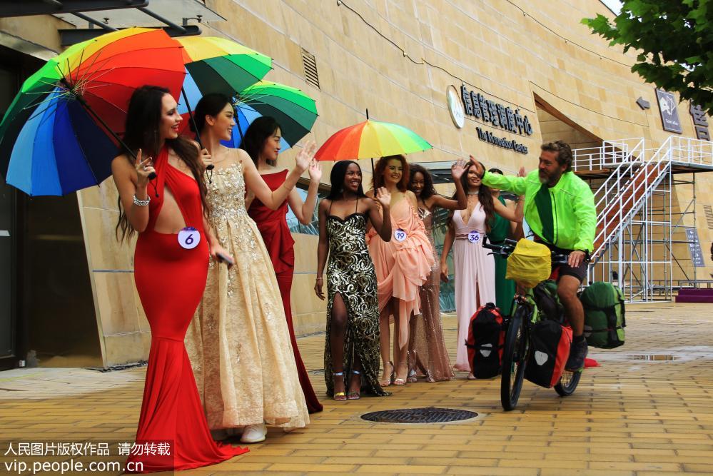 9月9日，参加“2019丝路环球旅游小姐世界总决赛”的选手们在排练。