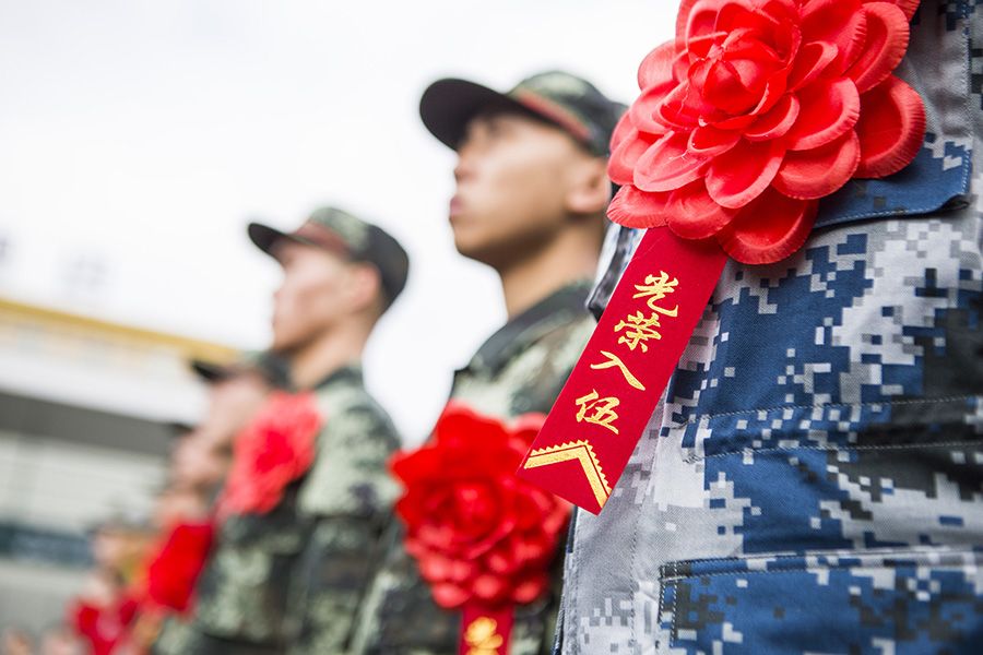 9月10日，江苏镇江举行2019年度新兵入伍欢送暨光荣牌集中发放仪式。