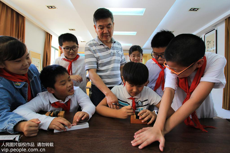 杨卫国老师在悉心指导学生进行篆刻。