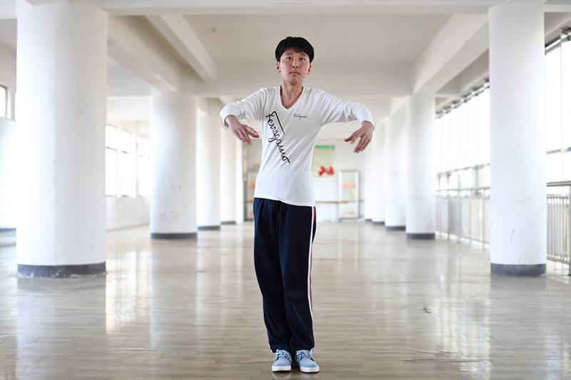 2016年5月16日，山东肥城，读高中的刘春莹学习舞蹈成为舞蹈艺术生。作者：刘磊