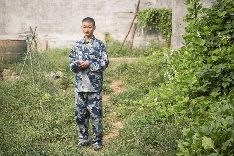 2016年9月12日 ，潘庄，在家里等待部队开拔的刘英超。作者：刘磊