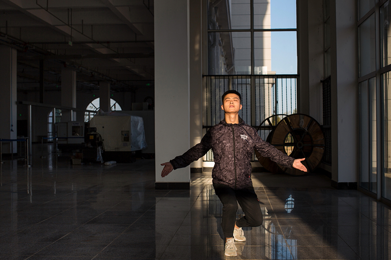 2018年10月23日，山东青岛，刘宗栋在青岛港湾职业技术学院学习机械类专业，没能继续学习舞蹈。作者：刘磊
