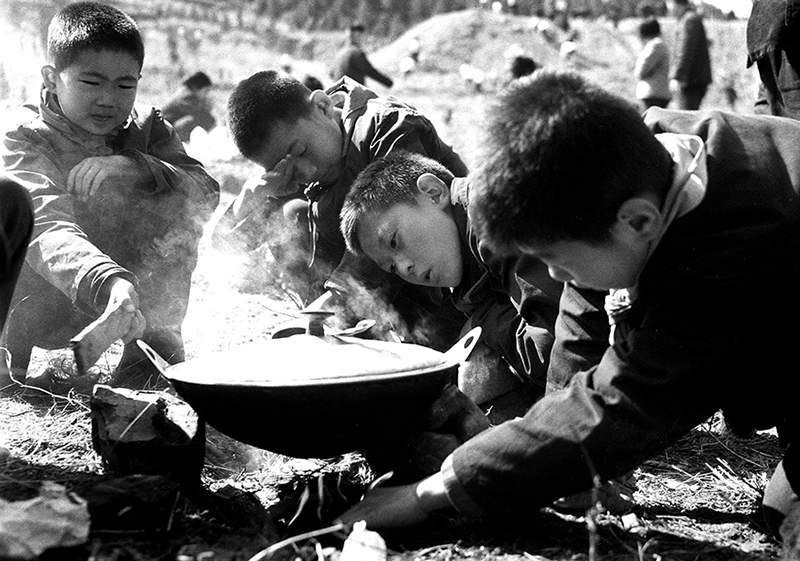 1980年，野炊是孩子们喜爱的活动之一。每年春天，老师都组织学生带郊外举办这样的活动。作者：李瑞勇