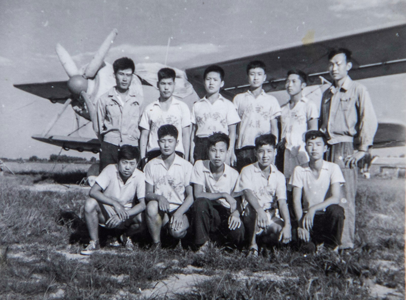 1968年，中国民航高级航校学员合影（二排左三）。作者：陈松