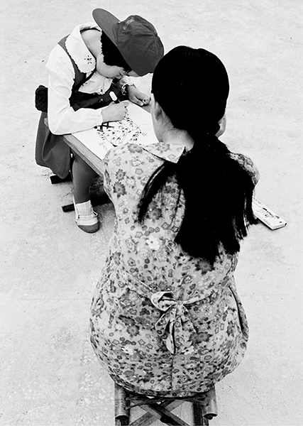 1995年，济南市举办的画妈妈现场写生比赛的场景。作者：李瑞勇