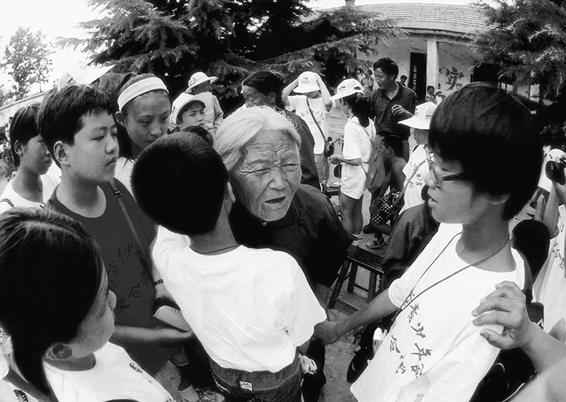 2000年，城里小记者采访支前英雄“沂蒙六姐妹”。作者：李瑞勇 