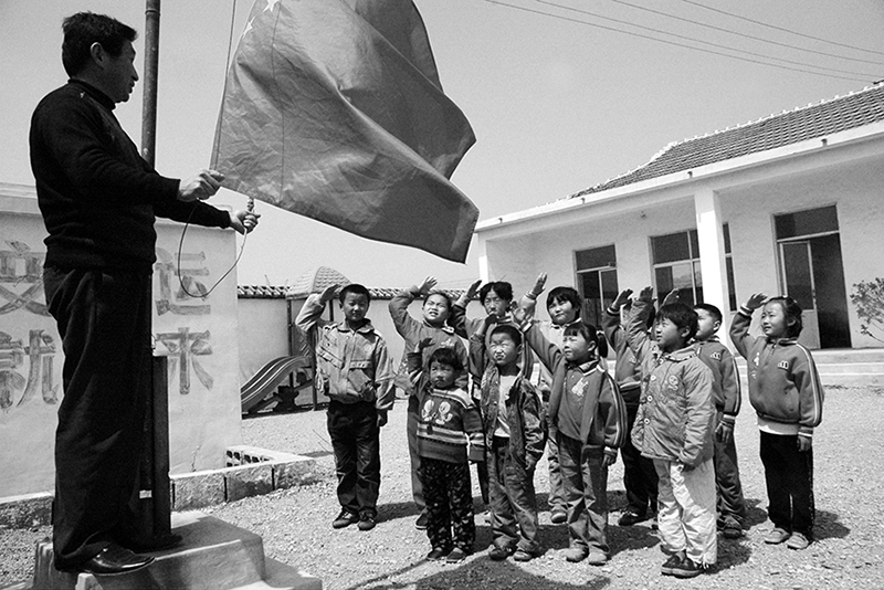 2007年，希望小学的升旗仪式。 作者：李瑞勇