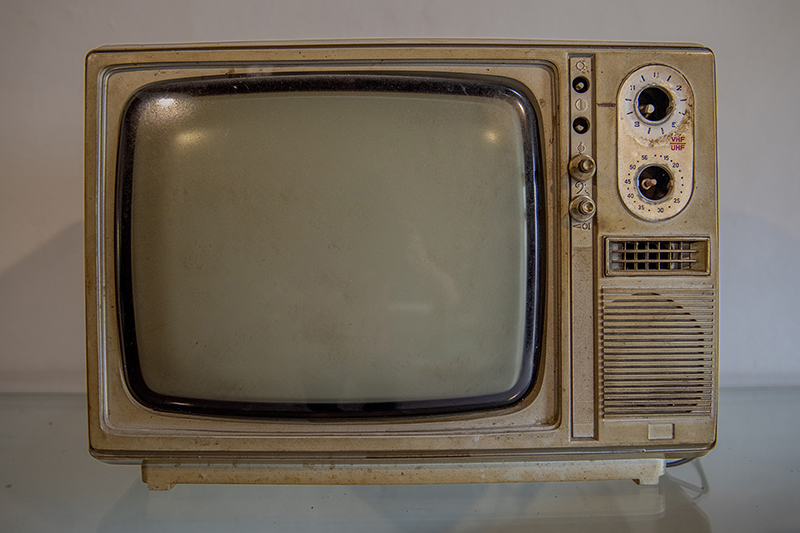 过去，黑白电视机。作者：刘宝生