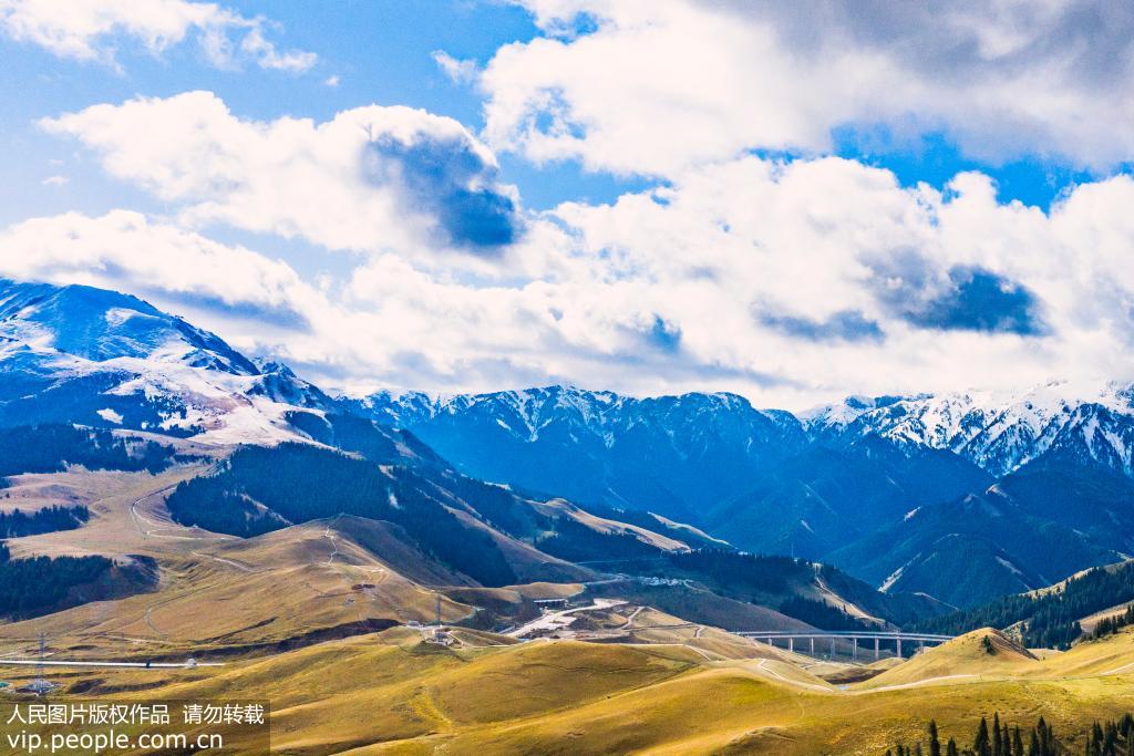 2019年9月11日拍摄的位于新疆赛里木湖旁的天山山脉（无人机拍摄）。