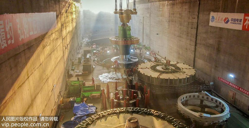 2019年12月14日，大藤峡水利枢纽工程首台水轮发电机转轮吊装现场。