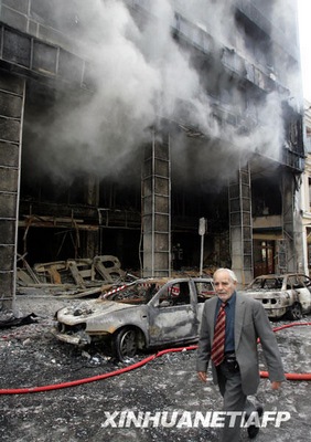 12月7日，在希腊首都雅典，一名男子从一家在骚乱中被完全毁坏的商店前走过。