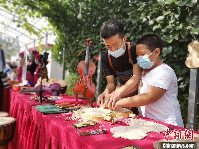 北京消费季之“乐享平谷”第八届“欧李”采摘节8月21日在被誉为“中国提琴产业基地”的北京市平谷区东高村镇开幕。　崔东亮 摄